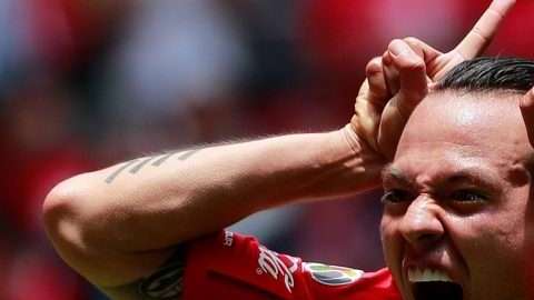 El jugador de Toluca Rodrigo Salinas celebra una anotación ante Veracruz en el Estadio Nemesio Díez. (Foto: EFE/José Méndez)