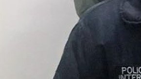 El ex jefe paramilitar firmando sus documentos en Interpol antes de salir de Bogotá a NY