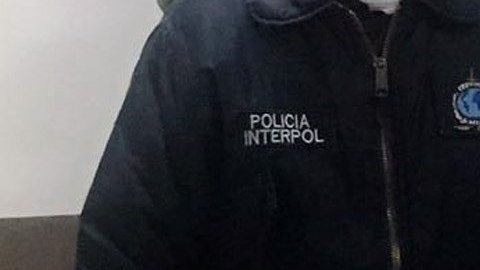 El ex jefe paramilitar firmando sus documentos en Interpol antes de salir de Bogotá a NY