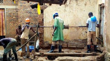 Trabajadores excavan en una de las nueves fosas comunes en Ruanda. EFE
