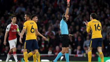 El árbitro Clement Turpin le muestra la tarjeta roja a Sime Vrsljko del Atlético Madrid en la semifinal de la Liga Europa frente al Arsenal. (Foto: EFE/Andy Rain)