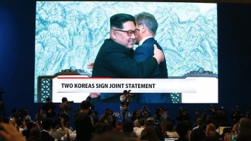El líder norcoreano Kim Jong-un y el presidente surcoreano, Moon Jae-in, tras la firma de un acuerdo en Peace House (Casa de la Paz).