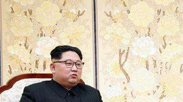 El líder norcoreano Kim Jong-un (i), conversa con el presidente surcoreano, Moon Jae-in, en Peace House.