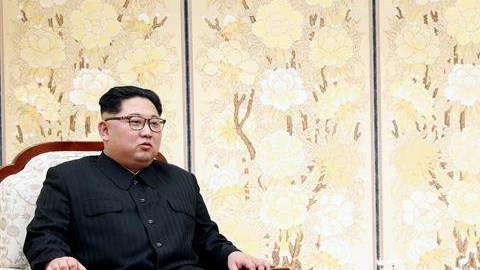 El líder norcoreano Kim Jong-un (i), conversa con el presidente surcoreano, Moon Jae-in, en Peace House.