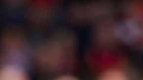 El delantero egipcio del Liverpool Mohamed Salah lucha con Lionel Messi por el Botín de Oro. (EFE/EPA/PETER POWELL)