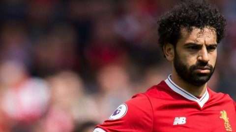 El delantero egipcio del Liverpool Mohamed Salah lucha con Lionel Messi por el Botín de Oro. (EFE/EPA/PETER POWELL)