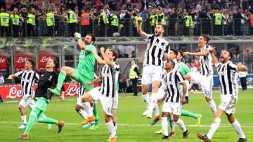 Jugadores de la Juventus de Turín de la Serie A celebran su triunfo ante el FC Inter. (Foto: EFE/EPA/MATTEO BAZZI)