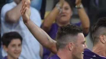El jugador de la Fiorentina Giovanni Simeone celebra con sus compañeros el triunfo de su equipo sobre el Nápoles en la Serie A. (Foto: EFE/EPA/MAURIZIO DEGL'INNOCENTI)