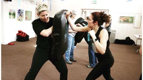 Es fundamental aprender no solo habilidades físicas para defenderse de un atacante, sino también las habilidades preventivas que pueden detener una situación antes de que ocurra”, dice Gloria Marcott (izq.), oficial del orden público e instructora de defensa personal.