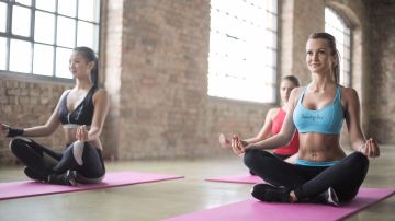 Hacer yoga te ayudará a superar el problema.