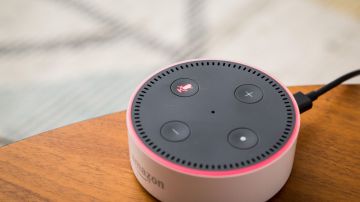 La segunda generación de la bocina inteligente Amazon Echo Dot.