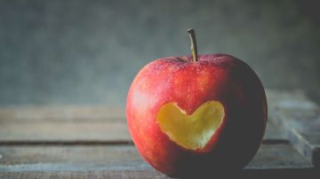 Las manzanas son muy buenas para el corazón.