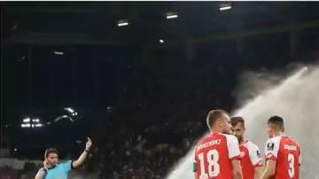 El árbitro regresó a los jugadores a la cancha para cobrar un penal