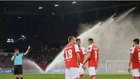 El árbitro regresó a los jugadores a la cancha para cobrar un penal