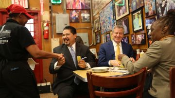 Alcalde de Nueva York, Bill de Blasio y su esposa, Chirlane McCray almuerzan con el nuevo Canciller Educación Richard Carranza en Katz Delicatessen.