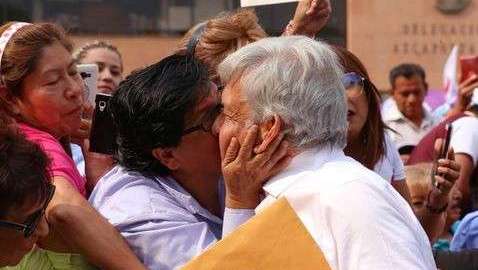 Andrés Manuel López Obrador fue sorprendido con un beso en la boca.