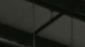 Un niño de Honduras ve una película en un centro de detención de la Patrulla Fronteriza en McAllen, Texas.