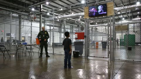 Un niño de Honduras ve una película en un centro de detención de la Patrulla Fronteriza en McAllen, Texas.