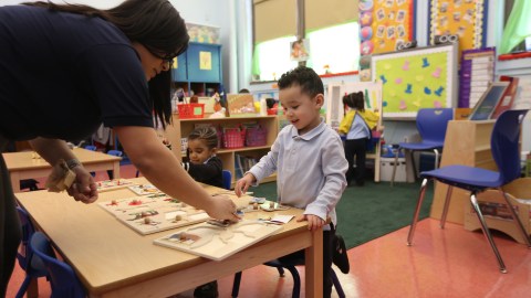 Alcalde Bill de Blasio con el Canciller de Educación Richard Carranza visitan la escuela PS 25 en El Bronx.