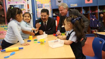 Alcalde Bill de Blasio con el Canciller de Educación Richard Carranza visitan la escuela PS 25 en El Bronx.
