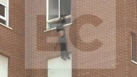 El hombre cayó sobre una lona que colocaron los bomberos.