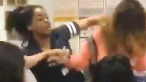 Méndez fue golpeada en pleno salón de clases