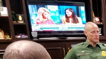 El director de CBP, Kevin McAleenan (centro), con la Guardia de Texas.