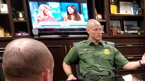 El director de CBP, Kevin McAleenan (centro), con la Guardia de Texas.