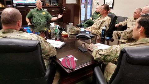 El director de CBP, Kevin McAleenan (centro), con la Guardia de Texas.