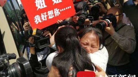 Kang Ying, de 27 años, se reunió con su familia el martes, despertando gran emoción en China.