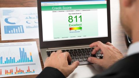 Pagar las facturas a tiempo afecta al 35% de los cálculos del cálculo del puntaje de crédito./Shutterstock