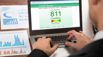Pagar las facturas a tiempo afecta al 35% de los cálculos del cálculo del puntaje de crédito./Shutterstock