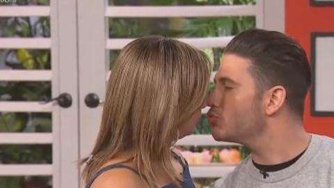 El beso de piquito de Adamari y James.