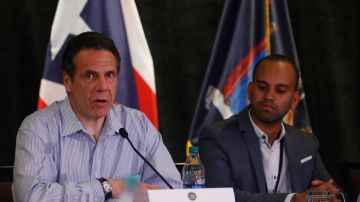El gobernador Andrew Cuomo presenta en San Juan la iniciativa "NY Stands with Puerto Rico" junto al presidente de la fundación Buena Vibra, Emil Medina.