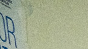 Wanda Cepeda y su esposo José (izq.), hablan con los doctores Luis Angel (der.) y Zachary Kon (centro), durante una visita post-operatoria.