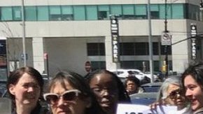 Abogados y activistas protestaron la detención de Smith a las puertas de la corte