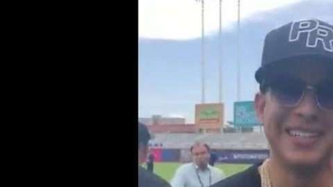 El reggaetonero Daddy Yankee realizó el lanzamiento de honor del segundo partido de la gira de Ligas Mayores en el estadio Hiram Bithorn de San Juan.