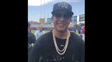 El reggaetonero Daddy Yankee realizó el lanzamiento de honor del segundo partido de la gira de Ligas Mayores en el estadio Hiram Bithorn de San Juan.