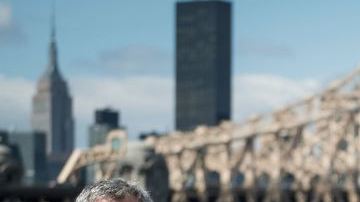 El Alcalde en Queens cuando anunció que los techos de 65 edificios de NYCHA fueron reparados.