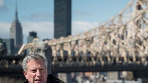 El Alcalde en Queens cuando anunció que los techos de 65 edificios de NYCHA fueron reparados.