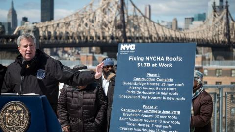 El Alcalde en Queens cuando anunció que los techos de 65 edificios de NYCHA fueron reparados.