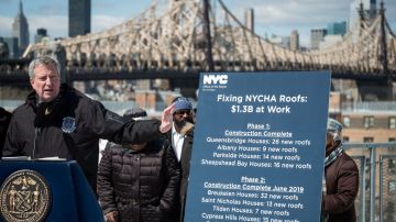 El Alcalde en Queens cuando anunció que los techos de 65 edificios de NYCHA fueron reparados.