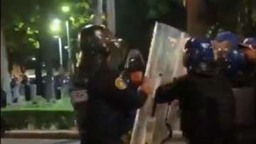 Policías de la Ciudad de México desalojan a aficionados de las Chivas