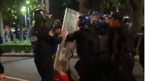 Policías de la Ciudad de México desalojan a aficionados de las Chivas