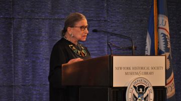 La magistrada Ruth Bader Ginsburg, de la Corte Suprema de Estados Unidos, durante su discurso en la ceremonia de naturalización del pasado 10 de abril en el edificio del New-York Historical Society