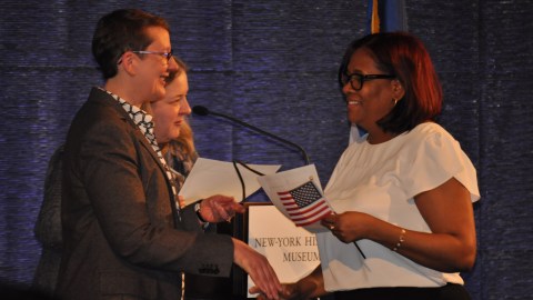 Una de las candidatas recoge su certificado de ciudadana estadounidense en la ceremonia de naturalización del pasado 10 de abril en el edificio del New-York Historical Society