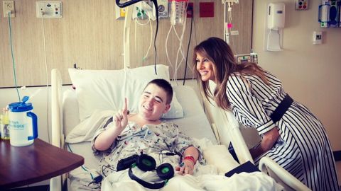 El viernes, Melania visitó un hospital en Florida.