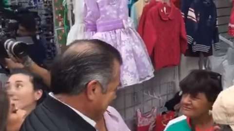 El candidato independiente  realiza su campaña proselitista.