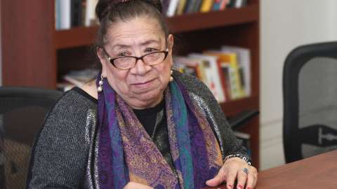 Aunque es indocumentada, la inmigrante mexicana Cecilia Lezama aprovecha los programas que ofrecen los centros para envejecientes y los hospitales públicos de la ciudad.