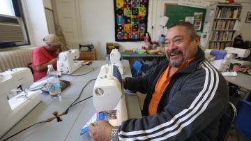 El mexicano Rodrigo Gonzalez, de 66 años, aprendió a coser a máquina en las clases que imparte el centro de envejecientes 'Carter Burden/Leonard Covello, ubicado en el East Harlem.